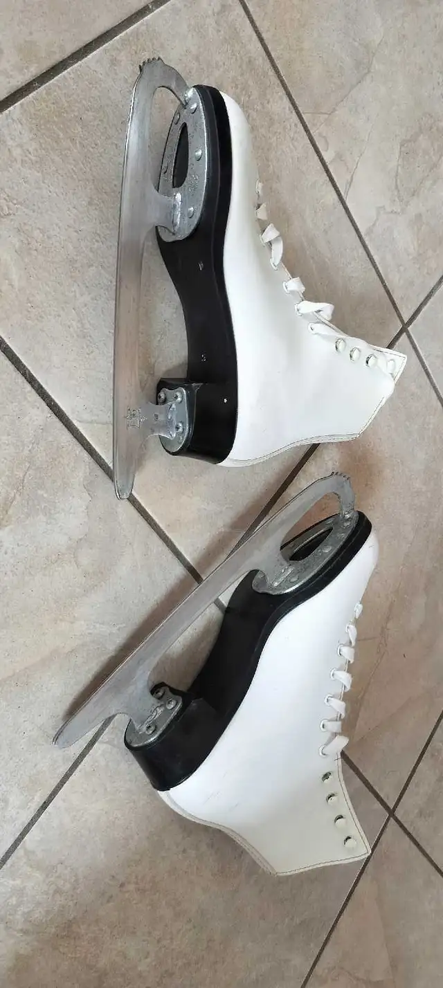 Dominion excellent figure skate size 5 in Skates & Blades in Ottawa - Image 3