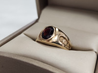 4.697g 10K Yellow Gold Ring w/Red Stone Center
