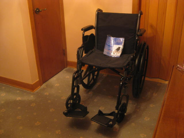 FAUTEUIL ROULANT - COUVERTURE ET VIBRO-MASSEUR ÉLECTRIQUE dans Autre  à Laval/Rive Nord