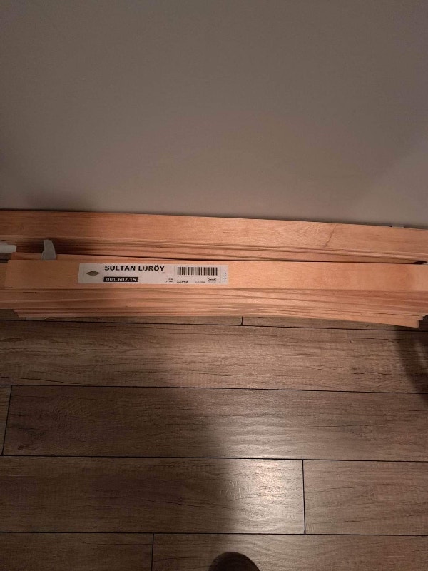 Lit Queen (Ikea•Brusali) et table de chevet brun foncé Lits et