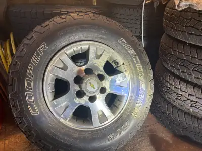 Pneu hiver neige avec les mag d'origine de Chevrolet LT245/75R16