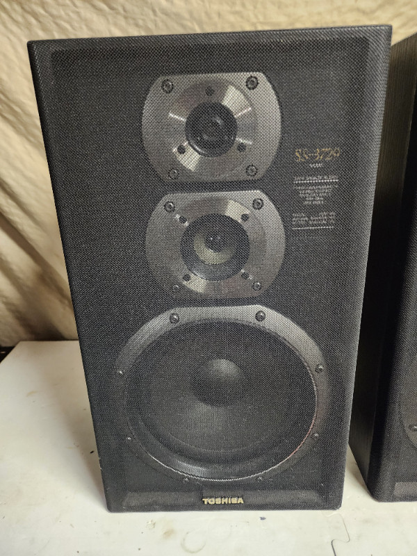 Toshiba vintage speakers SS-3729 3 way bookshelf in Speakers in Oakville / Halton Region - Image 2