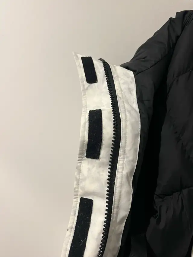 Canada Goose Expedition Parka Early Version with Real Coyote Fu in Women's - Tops & Outerwear in City of Toronto - Image 6