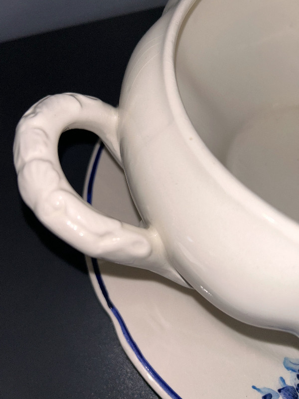 Soupière ancienne (porcelaine) avec louche  - Fait à la main dans Art et objets de collection  à Laval/Rive Nord - Image 4