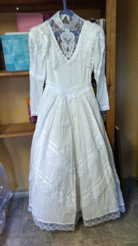 VICTORIA STYLE WEDDING DRESS
