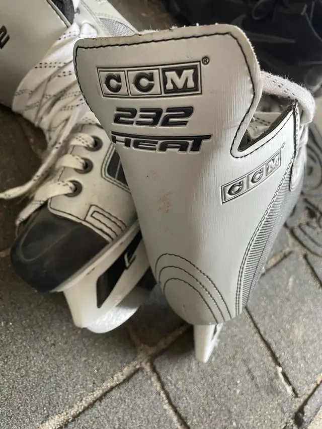Patins de hockey CCM 232 HEAT grandeur 3 in Hockey in Laval / North Shore - Image 3