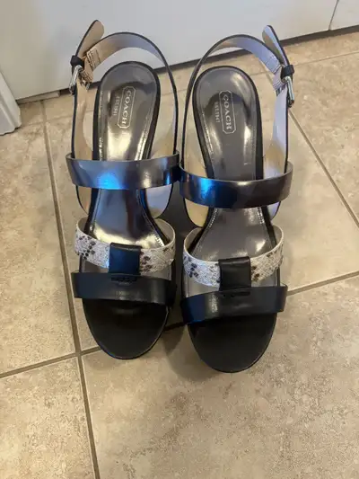 Adjustable ankle buckle Comfortable footbed and sturdy construction Minimal wear, well cared for (as...