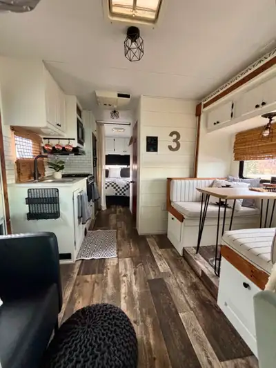 2005 FOREST RIVER - SUN SEEKER 2600 27.5’ CLASS C MOTORHOME BUILT ON A FORD E - 450 SUPER DUTY CHASS...