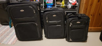 3 valises noires en tissus