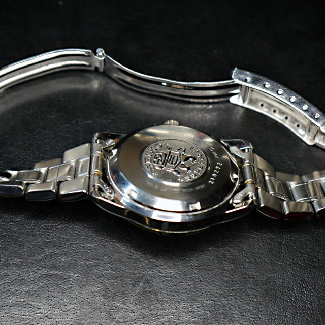Seiko 5 SUPERIOR automatic watch, 23 jewels, two-tone, 100 M dans Bijoux et montres  à Ville de Montréal - Image 4