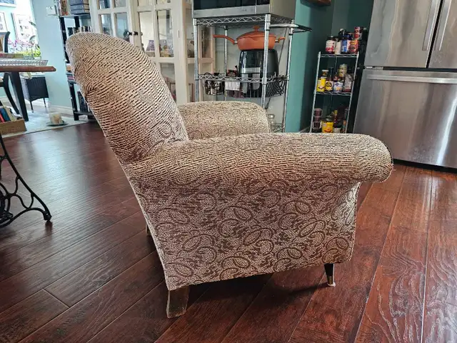 Antique Easy Chair in Chairs & Recliners in Cape Breton - Image 4