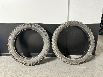 Decent condition dirt tires, used on a Honda crf250l for about 1000 kms. Not used for much heavy dut...