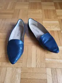 Une paire de soulier propre de marque GERGE,