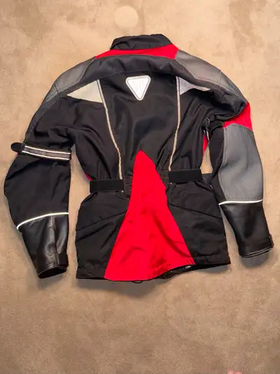 This is a men’s small size motorcycle jacket with shoulder and elbow protection. Triumph Triple Conn...