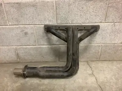 Price includes HST Small Block Chevy V8 engine header in good condition as per photo, made in 1988,...