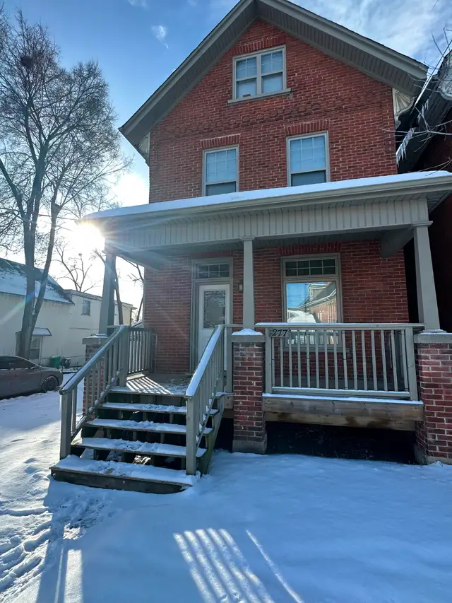 MAIN FLOOR 1-BEDROOM – PRIME LOCATION   2 PARKING!