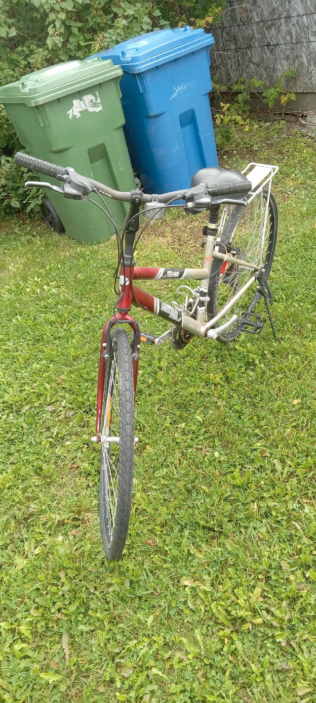 Vélo très peu utilisé neuf dans Vélos  à Saguenay - Image 3