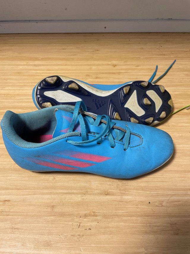 Kids outdoor soccer cleats size 4.5 in Soccer in Edmonton - Image 3