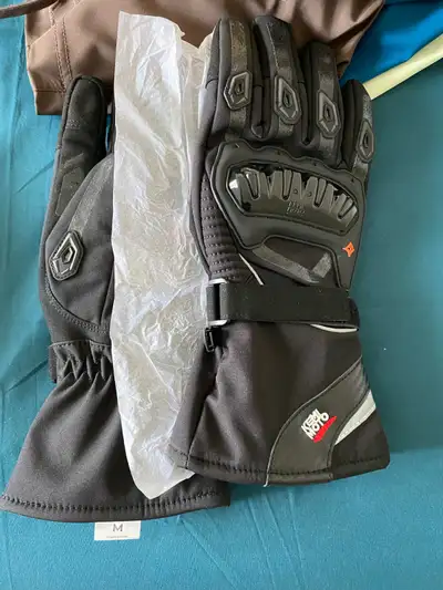 Size: Medium Never used, never rode motorcycles! Can also be used for ATV, boats, side by side