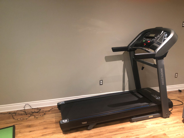 Horizon Fitness T202 04 Folding Treadmill in Exercise Equipment in Ottawa