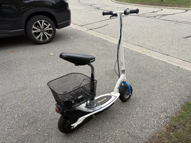 Razor Electric Scooter - Detachable Seating + Extra Battery Life in Scooters & Pocket Bikes in Cambridge - Image 3