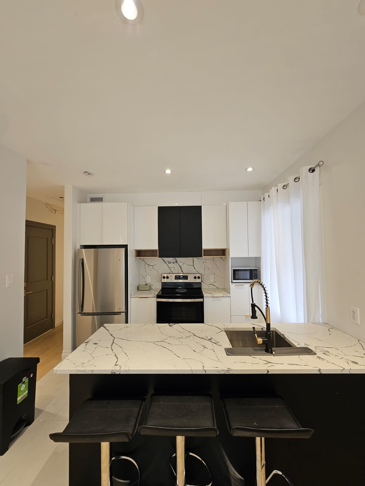 For Rent 4 1/2 Luxurious Apartment Across Snowdon Metro Station — photo 1