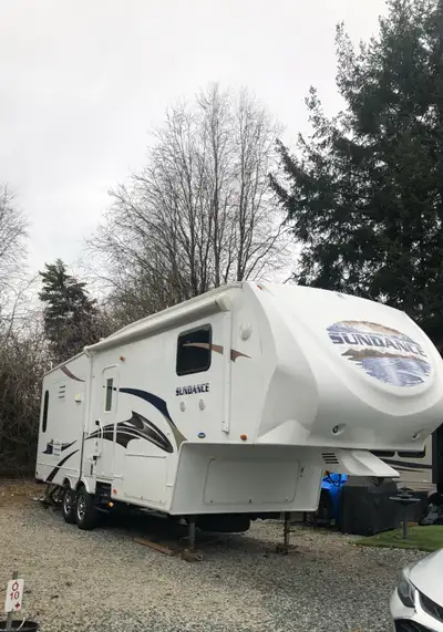 2010 Heartland Sundance 2900 MK 5th wheel. Well kept RV, no leaks, smoking or animals. Queen bed and...