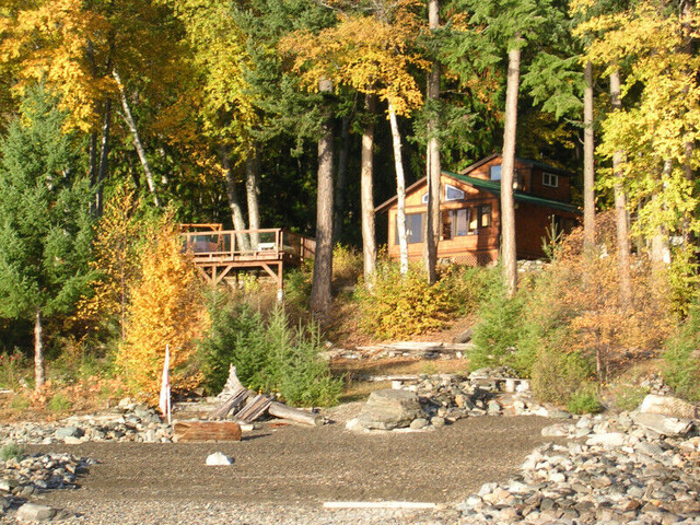 Kootenai Hideaway Lakefront Vacation Cabin - Kaslo in British Columbia