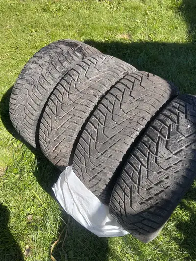 Pneus d'hiver 205/60/R16. Le prix pour les 4.