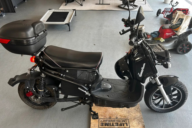 E-Motorcycle 45km+ per charge, new batteries + Helmet in Other in Ottawa - Image 2