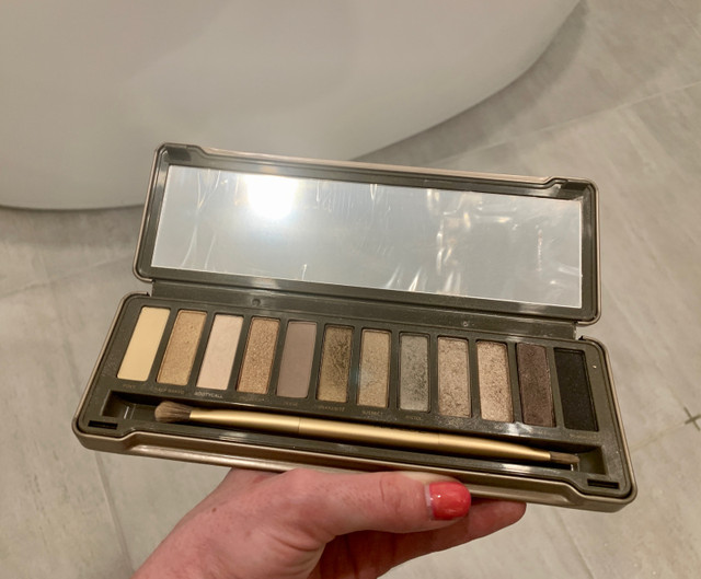 Sephora Urban Decay Naked 2 Eyeshadow Palette in Health & Special Needs in Edmonton - Image 2