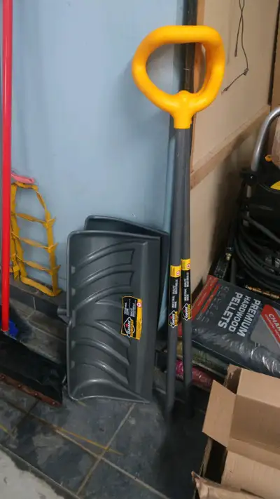 ****Industrial Grade Snow Shovel**** ****Only one available now**** Model: GIPP24KDVS 24-INCH BLADE:...