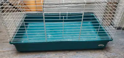 This is a used guinea pig cage that is perfect for your small pet. It offers a safe and comfortable...