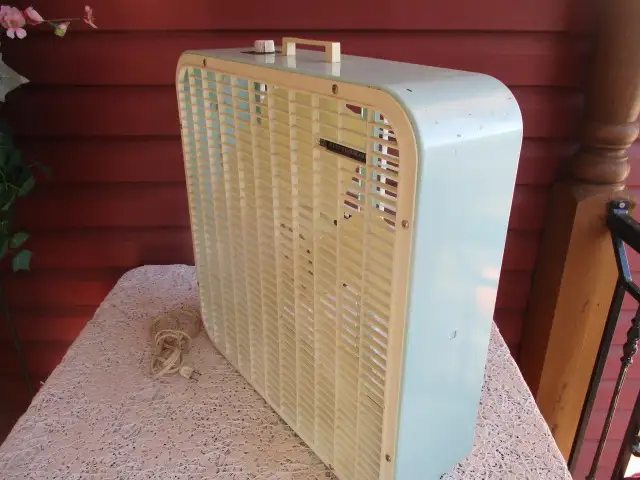 Vintage Electrohome Box Floor Fan 652-1 - with Original Box in Indoor Lighting & Fans in New Glasgow - Image 8
