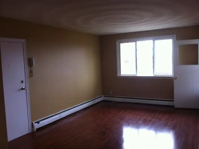 -= AVAILABLE NOW! 2 bedroom apt w/ balcony & Parking=-