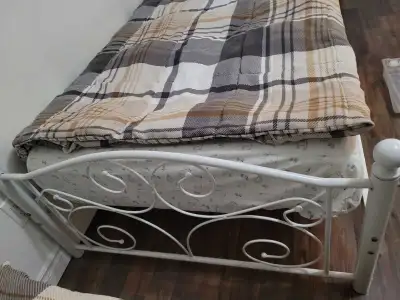 lit de fille neuf !! métal blanc , View more