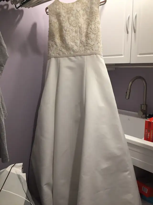 Wedding dress - Alfred Angelo - 18 -$200 in Wedding in Kitchener / Waterloo - Image 8