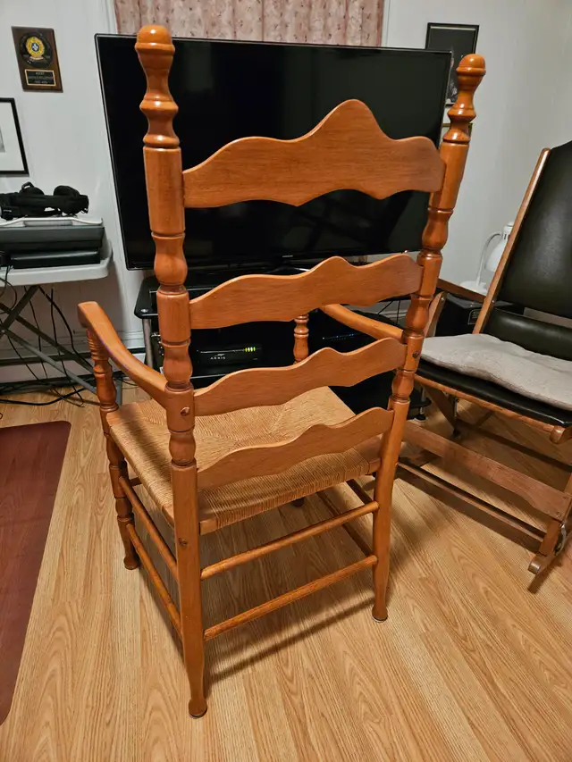 Chaise colonial en bois d'érable collection Roxton in Hutches & Display Cabinets in Edmundston - Image 8