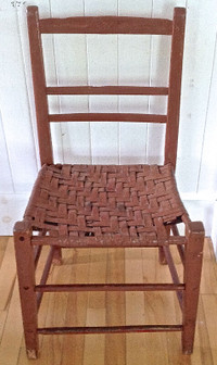 Antiquité Collection Très ancienne chaise en bois. Siège en cuir