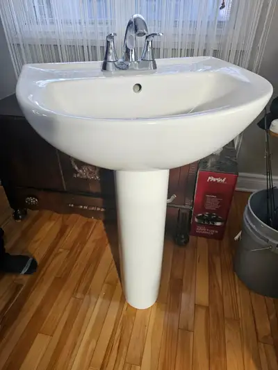 Lavabo sur pied et robinaiterie, View more