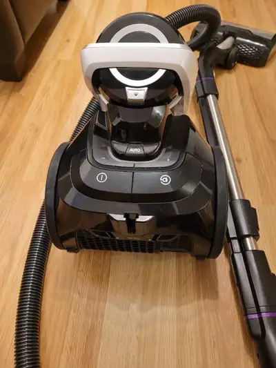 Bissell Bagless Vacum Cleaner with power head for floors or carpet. In like new condition, rarely us...