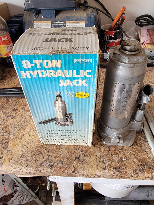 New in Box --- 8 Ton Hydraulic Jack in Other Parts & Accessories in London