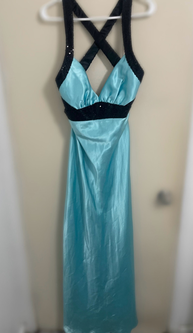Blue prom dress in Women's - Dresses & Skirts in City of Toronto - Image 4