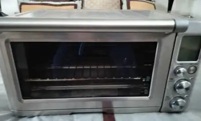 Le four Breville est destiné aux cuisiniers qui souhaitent un four de comptoir capable de cuire des...