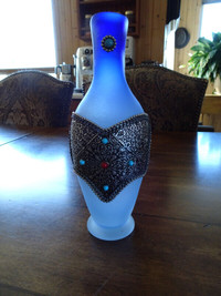 Vase, pot, cruche décorative bleue et décoration en argent