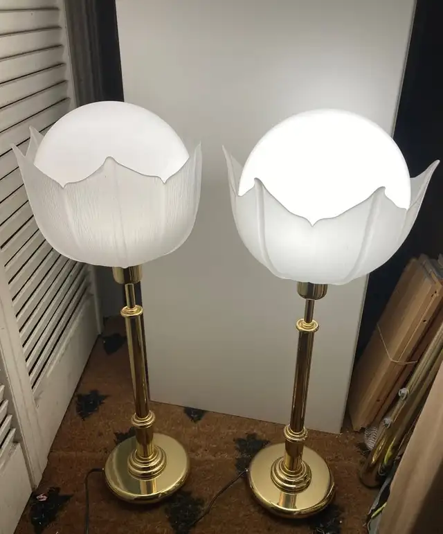 2 Mid Century 80s Table Lamp Set with Opaque Murano Glass Globe in Indoor Lighting & Fans in City of Montréal - Image 8