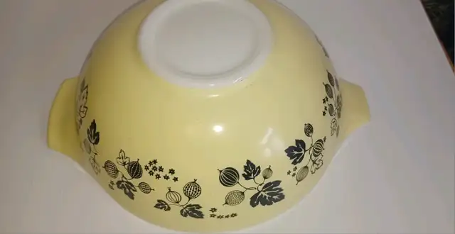 Pyrex 444 4qt black on yellow gooseberry 62863738445443121