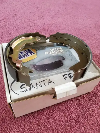 Rear Brake Shoe Set ONE SIDE ONLY normally these come in sets of 4 pcs, this is only 2 pcs for Santa...