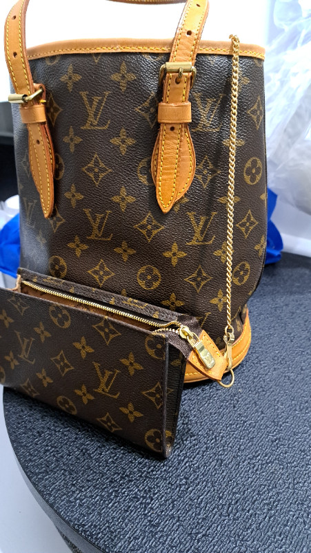 Louis Vuitton PM Bucket Bag w/Pouch Accessory Vintage Monogram in Women's - Bags & Wallets in Barrie - Image 2