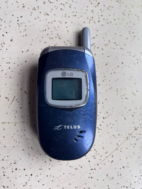 Vintage Telus Flip Phone in Cell Phones in Annapolis Valley